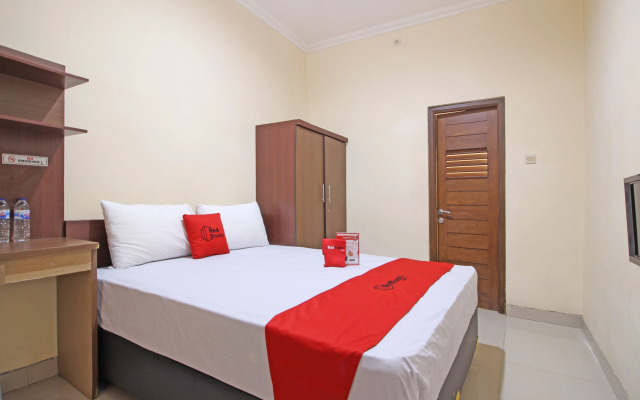 RedDoorz near Hartono Mall 3