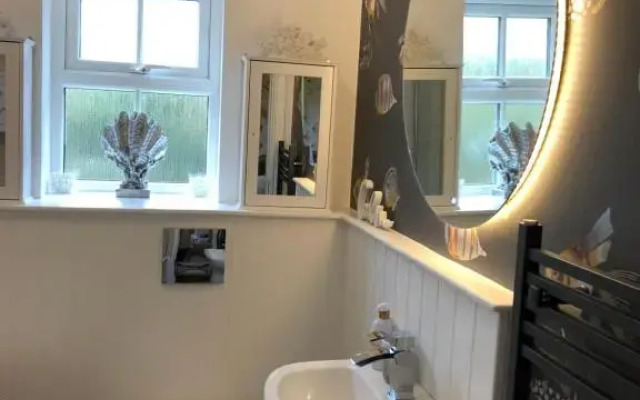 Cotswold Chic Retreats "Jacinabox" 5 Star Chipping Campden-Parking-Garden