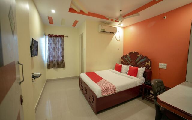 OYO 13425 Sindhura Guest House