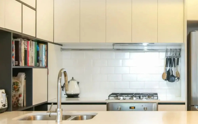 Luxury 1 Bedroom Top Floor Apartment With Balcony