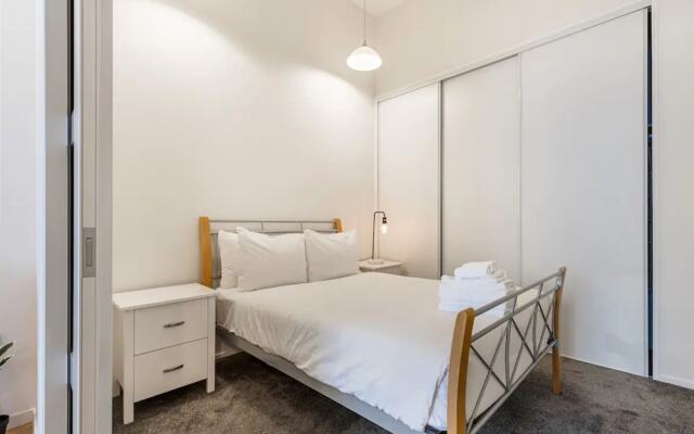 Stylish City Pad Near Sky Tower!