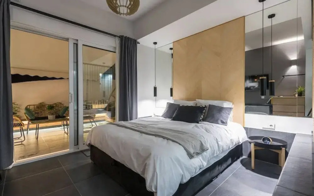 Small Minimal Paradise in the Center of the City