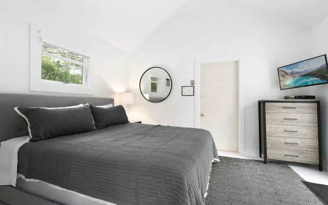 Village Latch Inn Hotel