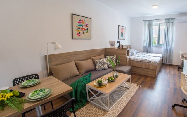 Green Leaf Apartment