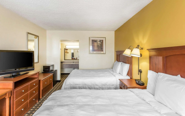 Econo Lodge Byron near Historic District - Warner Robins