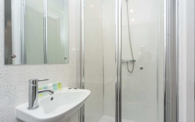 Bright & Chic St John's Hill Duplex