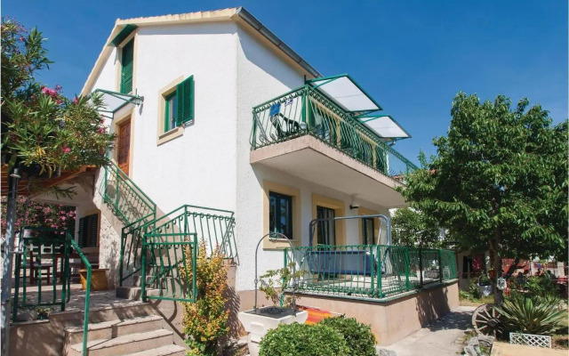 Three-Bedroom Apartment in Pirovac