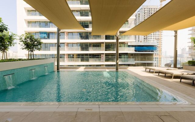 Luxurious Waterfront 1BR with Sea Views