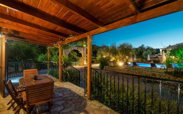 Superior 2-brm Villa, Ideal Locale,300m From Beach