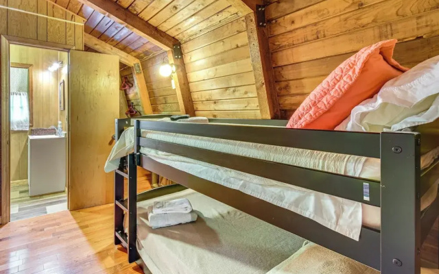 Pet-friendly Lavonia Cabin, Walk to Lake Hartwell!