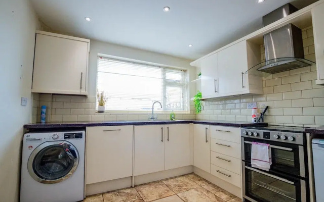 Host Stay Manfield Avenue