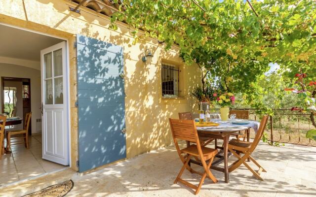 Detached Holiday Home Near the Truffle Capital of Aups, With a Shared Swimming Pool