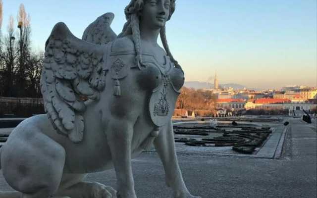 Vibrant Red Apartment I contactless Check-In