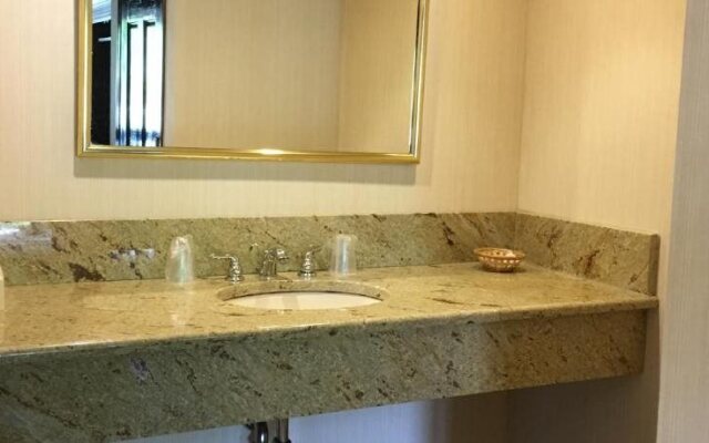 Chalet Inn & Suites Centerport