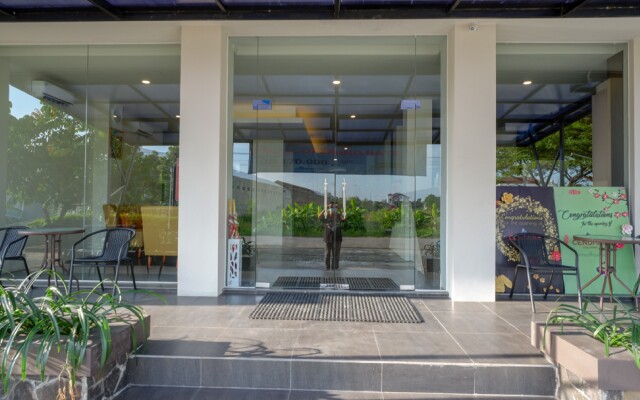 RedDoorz Plus near Solo Baru