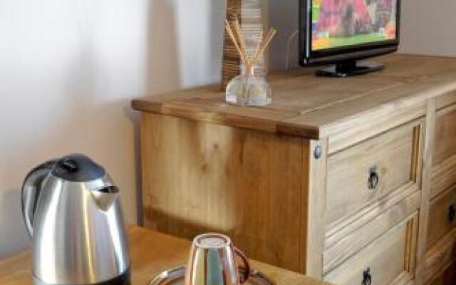 Trowel And Hammer Inn