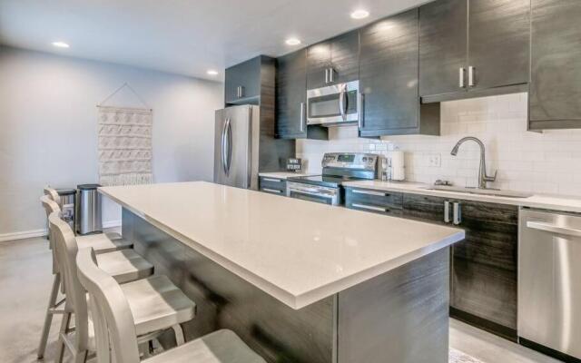 Cozy Condo Close to Everything