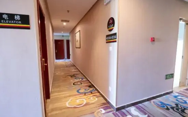 Super 8 Hotel (Beijing Huilongguan East Street Subway Station)