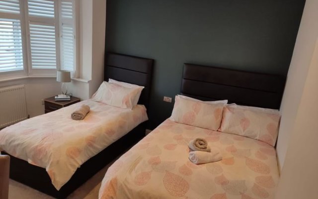 "room in Guest Room - Apple House Wembley - Family Room With Shared Bathroom"