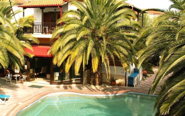 Pella House Studios & Apartments