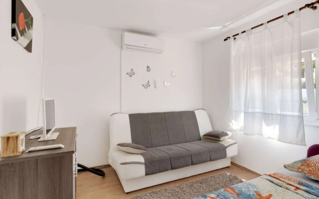 Cosy Holiday Home in Jasenice Rovanjska with Sea Nearby