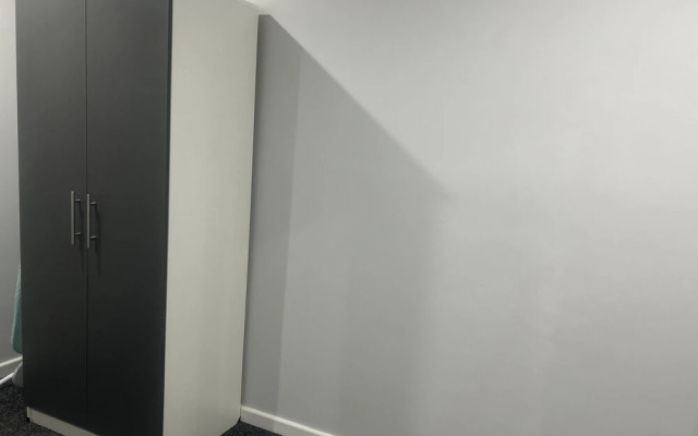 Private Luxury Apartment - Free Parking & Wi-fi