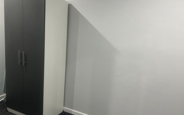 Private Luxury Apartment - Free Parking & Wi-fi