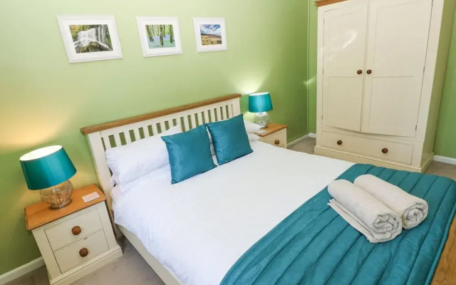 4 Hanbury Lodge