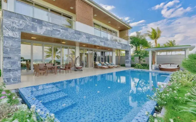 Luxe 6BR Beachfront Villa: Group Getaway Haven