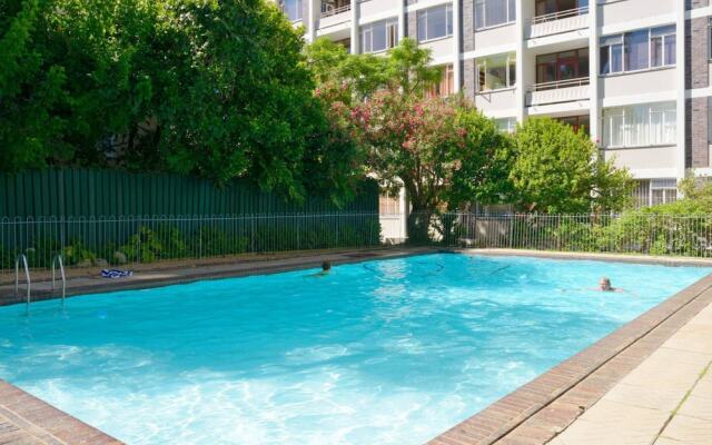 Sunny 2 Bedroom Apartment by The Company's Gardens