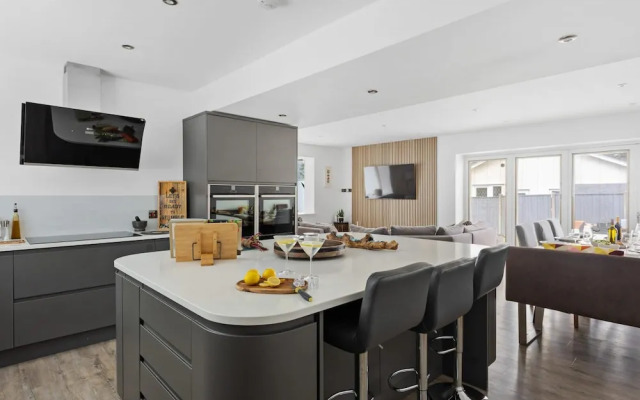 Greenacre - Close to Beaches With Hydropool spa