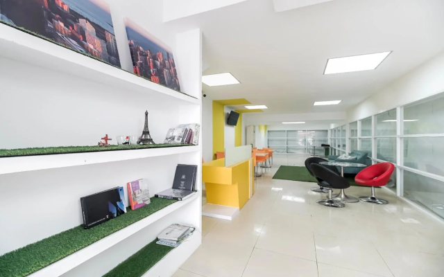 RedDoorz Plus near LRT Cinde Sudirman Palembang - Hotel in Palembang - Photo 4