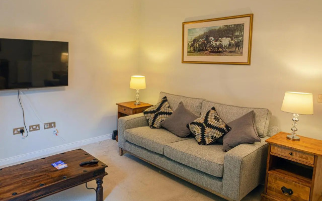 Hedgefield House - Serene Top Floor Flat
