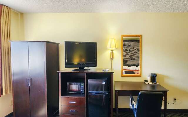 Super 8 by Wyndham Newton