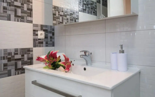 A8 - Modern apt With Terrace, 3 min Walk to Beach