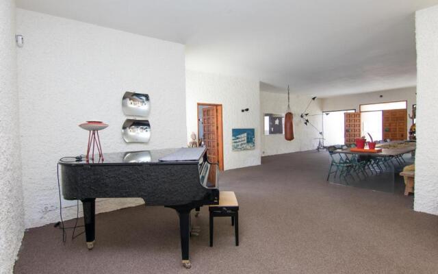 Exclusive Design Villa : 1080 m2, oceanfront, 2 swimming pools.