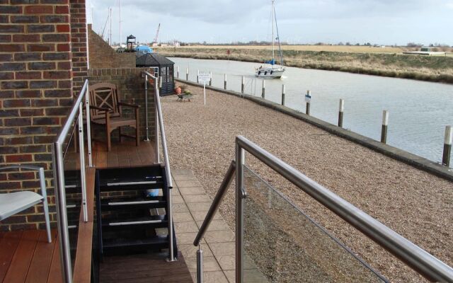16 The Boathouse