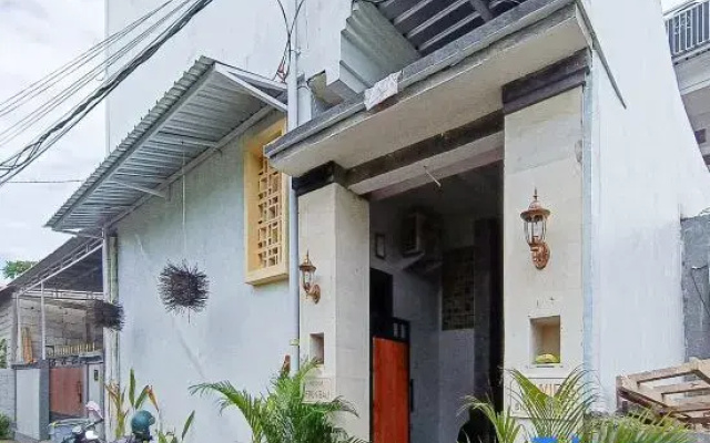 Widi Guest House near GWK Mitra RedDoorz