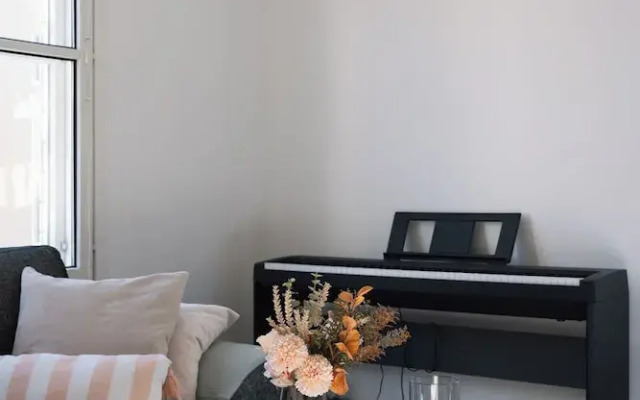 Modern 1BR Apartment with Balcony