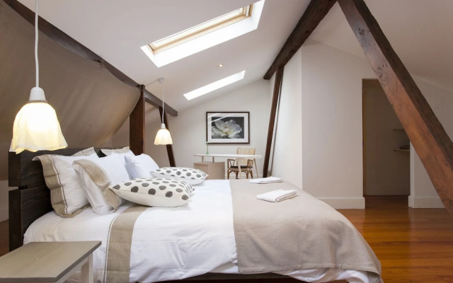 JOIVY Spacious 3BR home w/balcony in Baixa, nearby Lisbon Cathedral