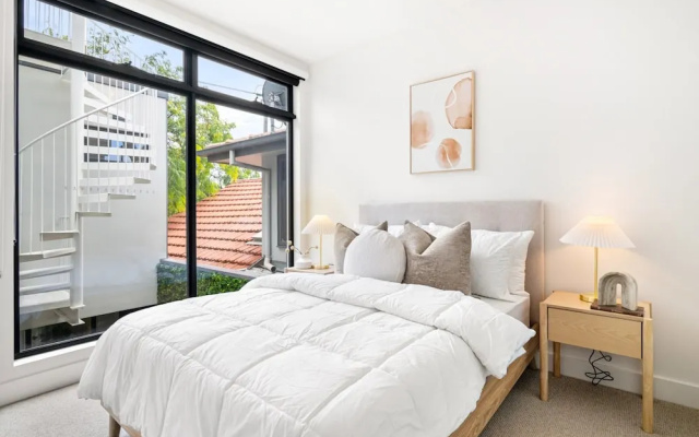 Stylish 3-bed Home Near South Melbourne Market – Guest Rooms – Melbourne