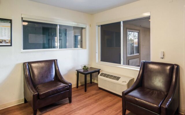 HomeTowne Studios by Red Roof Denver - Thornton