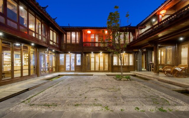 Lijiang Banxicaotang Inn