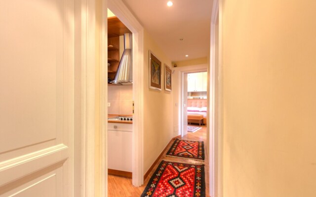 Spanish Steps Hills Apartment