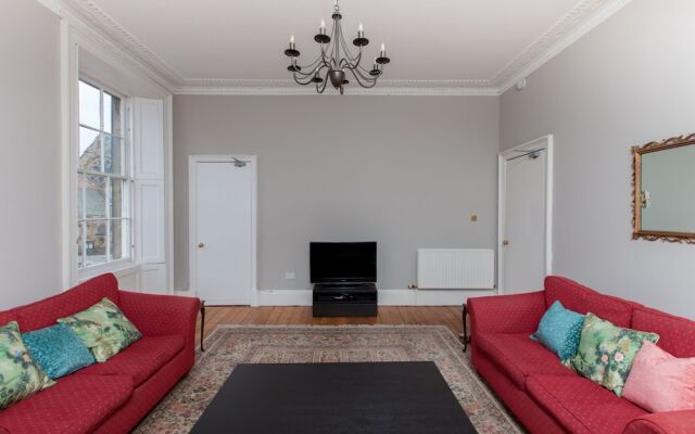 Spacious, Elegant 4BR New Town Flat For 9