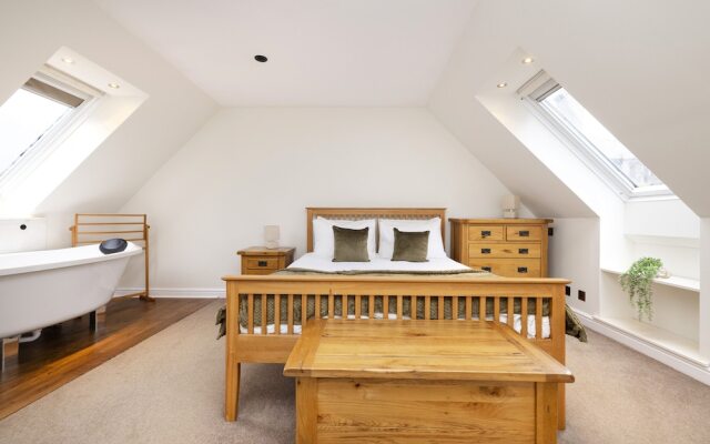 JOIVY Inviting Flat Near Edinburgh Castle W/ Parking