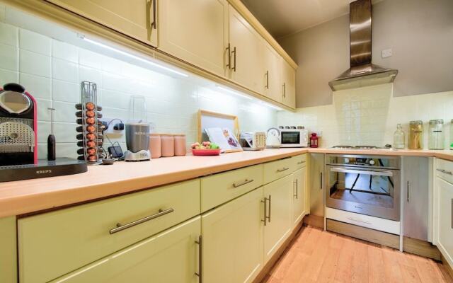 Bright and Airy Apartment in Canonmills
