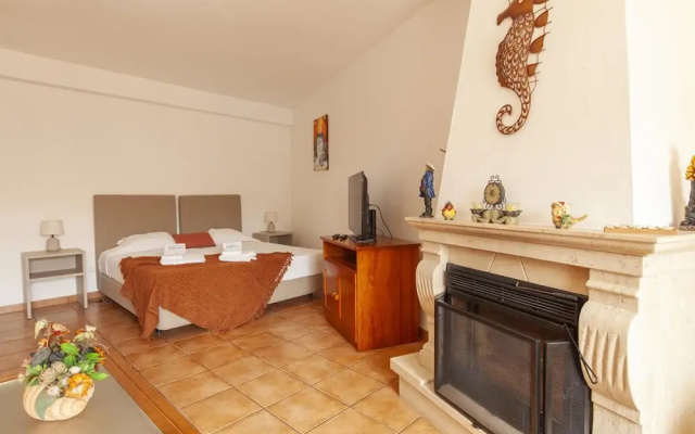 L 01 - Bedroom 1 Western Mos Guesthouse