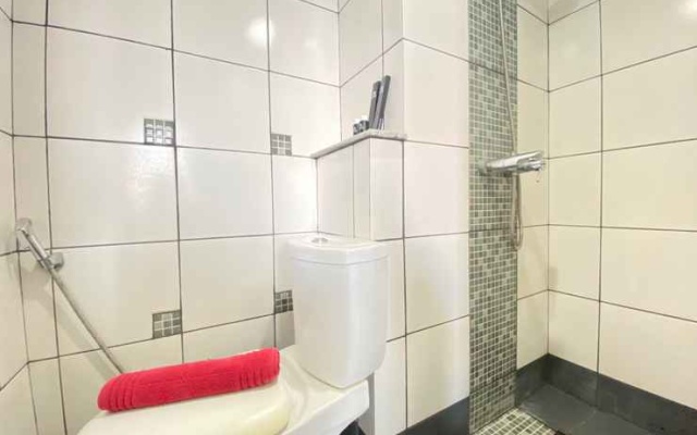 Quite 2BR Apartment with AC in Living Room at The Jarrdin Cihampelas By Travelio – Bathroom – Bandung