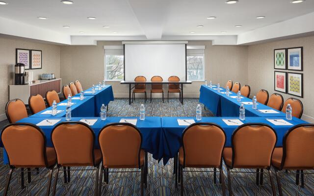 Holiday Inn Express Suites Belmont by IHG